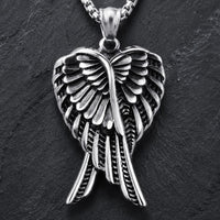 Gros plan du pendentif ailes d’ange du Collier des Ailes Célestes en acier inoxydable
