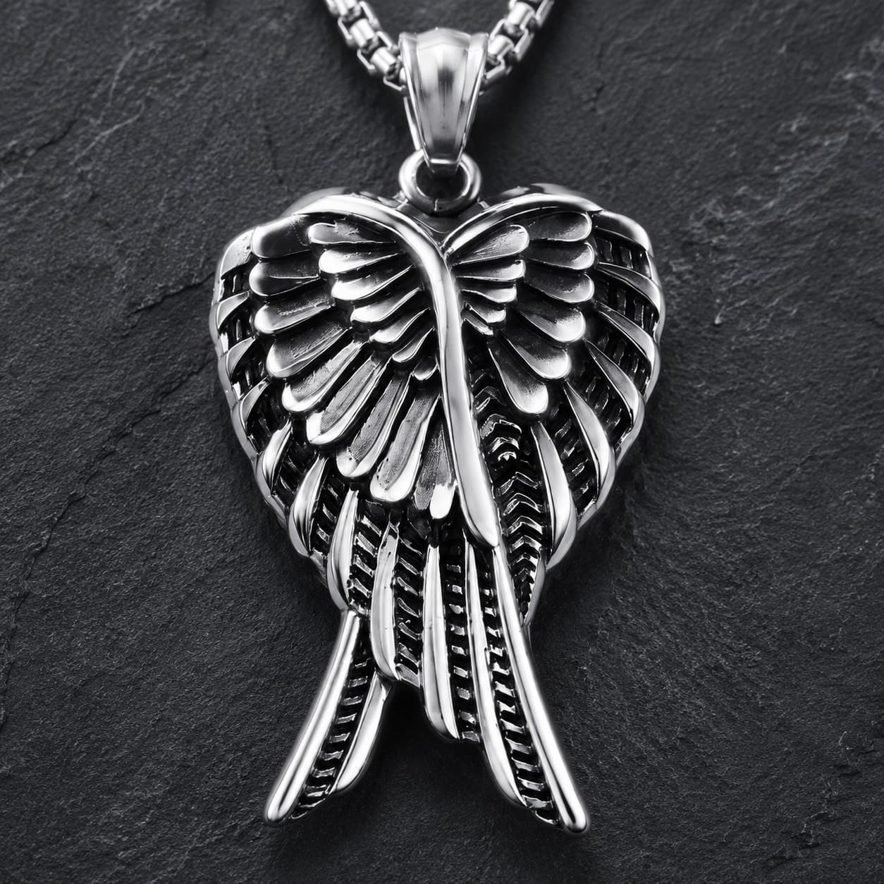 Gros plan du pendentif ailes d’ange du Collier des Ailes Célestes en acier inoxydable