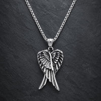 Collier des Ailes Célestes en acier inoxydable avec pendentif argenté sur fond anthracite