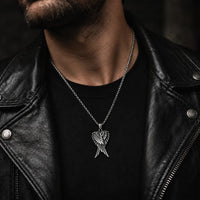 Homme portant le Collier des Ailes Célestes en acier inoxydable avec veste en cuir noir