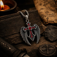 Collier des Ailes du Gardien en acier inoxydable présenté dans une ambiance médiévale avec bois ancien, parchemin et lumière chaude