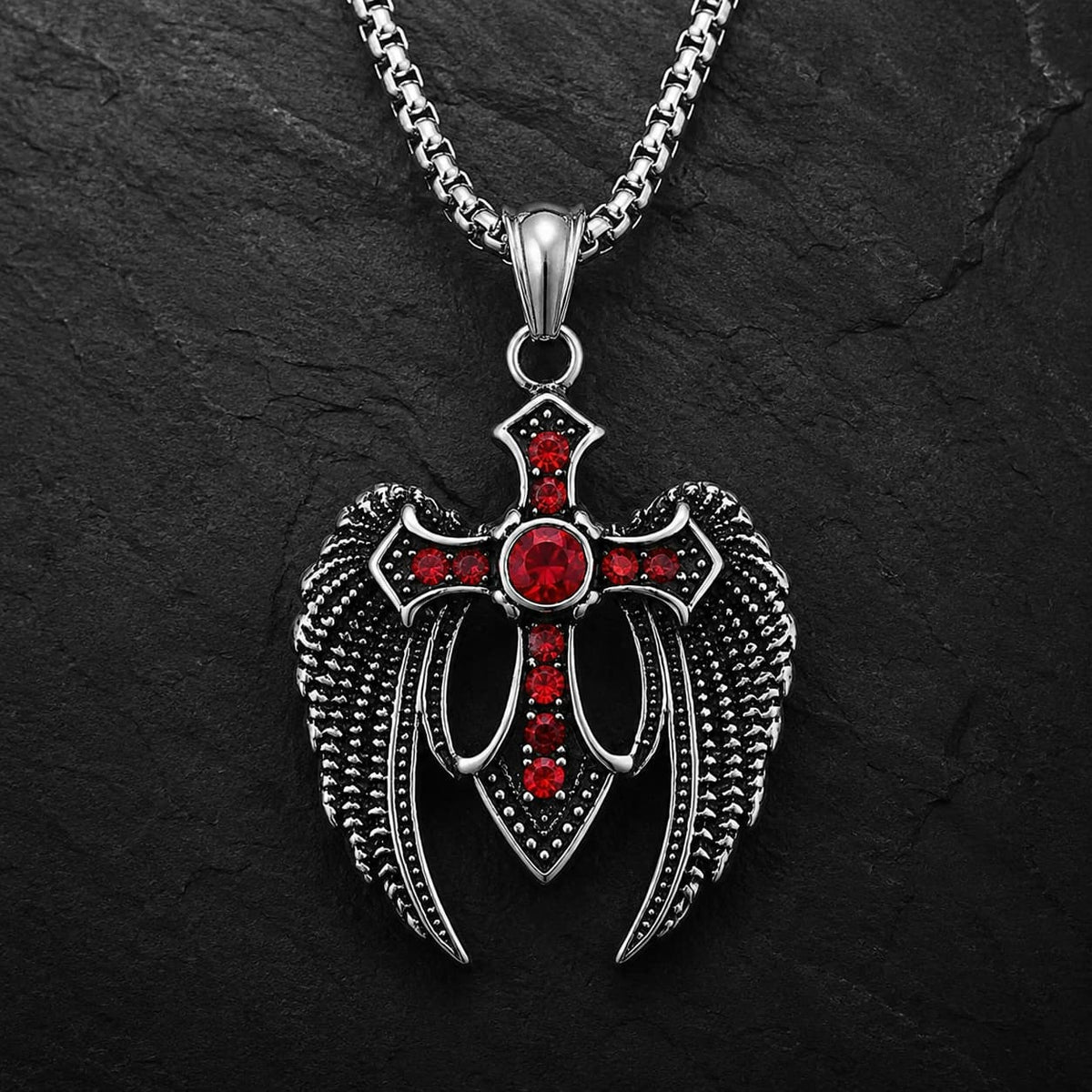 Collier des Ailes du Gardien en acier inoxydable avec croix ailée et pierres rouges sur fond anthracite