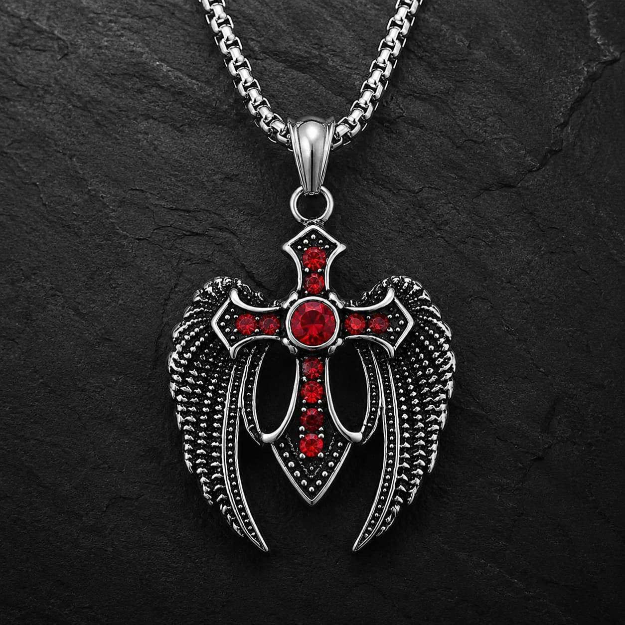 Collier des Ailes du Gardien en acier inoxydable avec croix ailée et pierres rouges sur fond anthracite