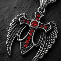 Gros plan du Collier des Ailes du Gardien en acier inoxydable avec croix ailée et pierres rouges