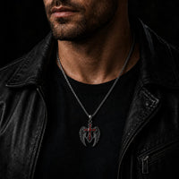 Homme portant le Collier des Ailes du Gardien en acier inoxydable avec pendentif croix ailée et veste noire