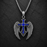 Variante bleu du Collier des Ailes du Gardien en acier inoxydable avec croix ailée sur fond anthracite