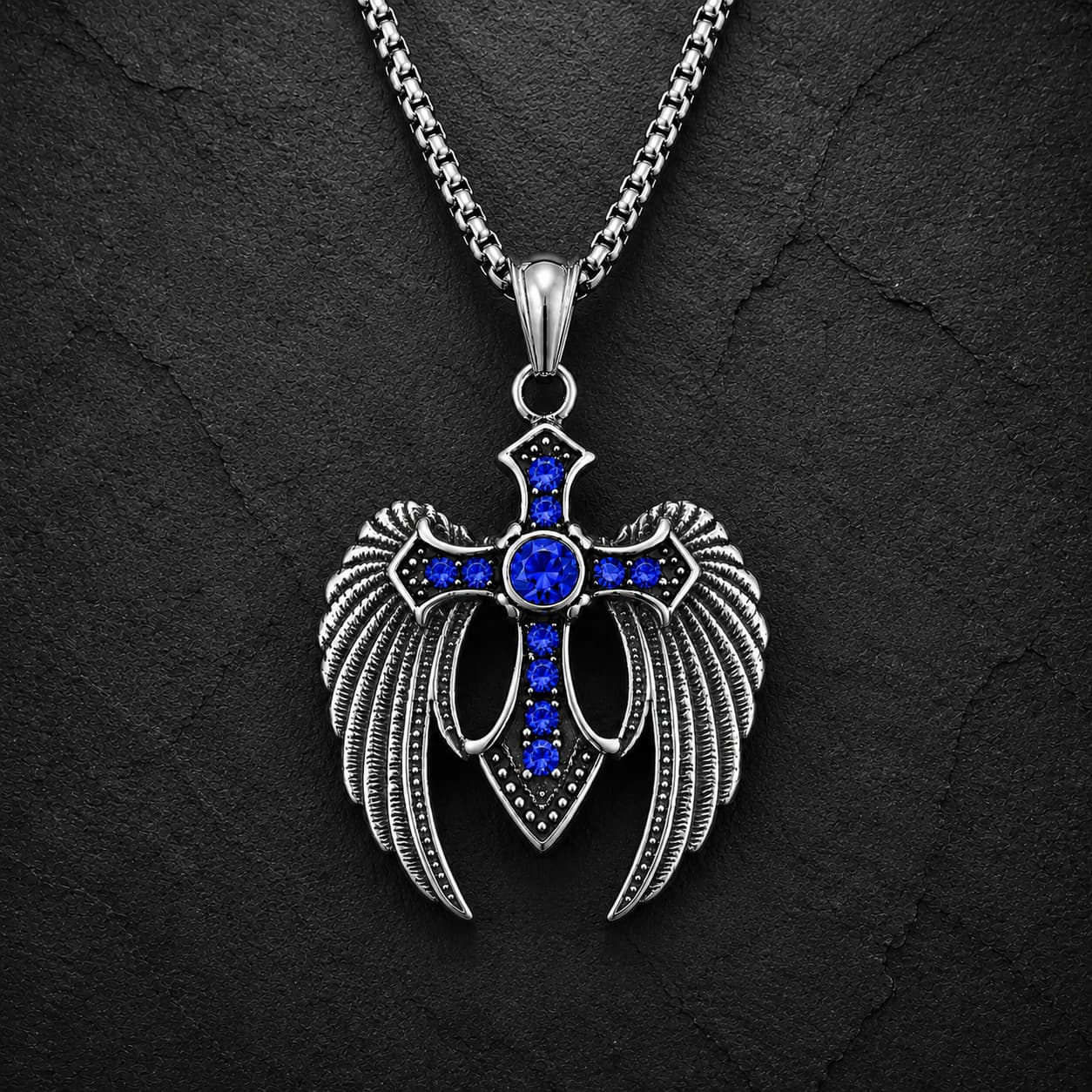 Variante bleu du Collier des Ailes du Gardien en acier inoxydable avec croix ailée sur fond anthracite