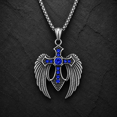 Variante bleu du Collier des Ailes du Gardien en acier inoxydable avec croix ailée sur fond anthracite