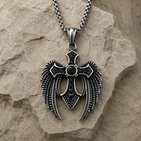 Variante noire du Collier des Ailes du Gardien en acier inoxydable avec pendentif croix ailée sur pierre médiévale claire