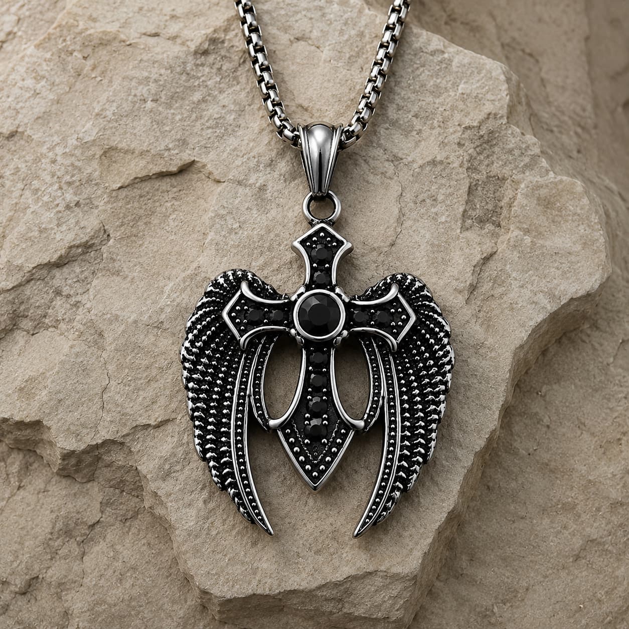 Variante noire du Collier des Ailes du Gardien en acier inoxydable avec pendentif croix ailée sur pierre médiévale claire