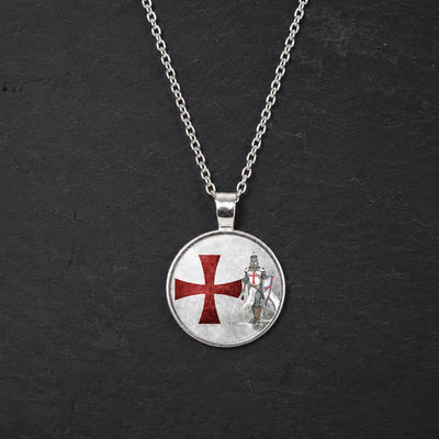 Collier des Emblèmes du Temple en alliage métallique avec pendentif rond représentant un chevalier templier et une croix rouge sur ardoise sombre