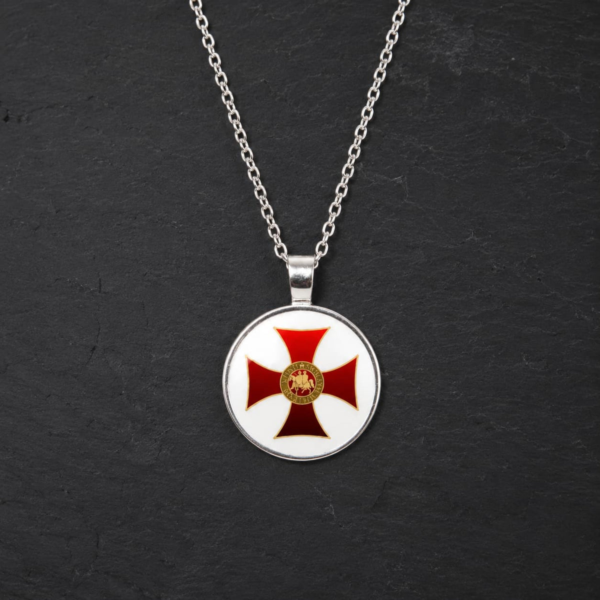 Collier des Emblèmes du Temple en alliage métallique avec pendentif rond croix rouge sur ardoise sombre