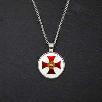 Collier des Emblèmes du Temple en alliage métallique avec pendentif rond croix rouge sur ardoise sombre