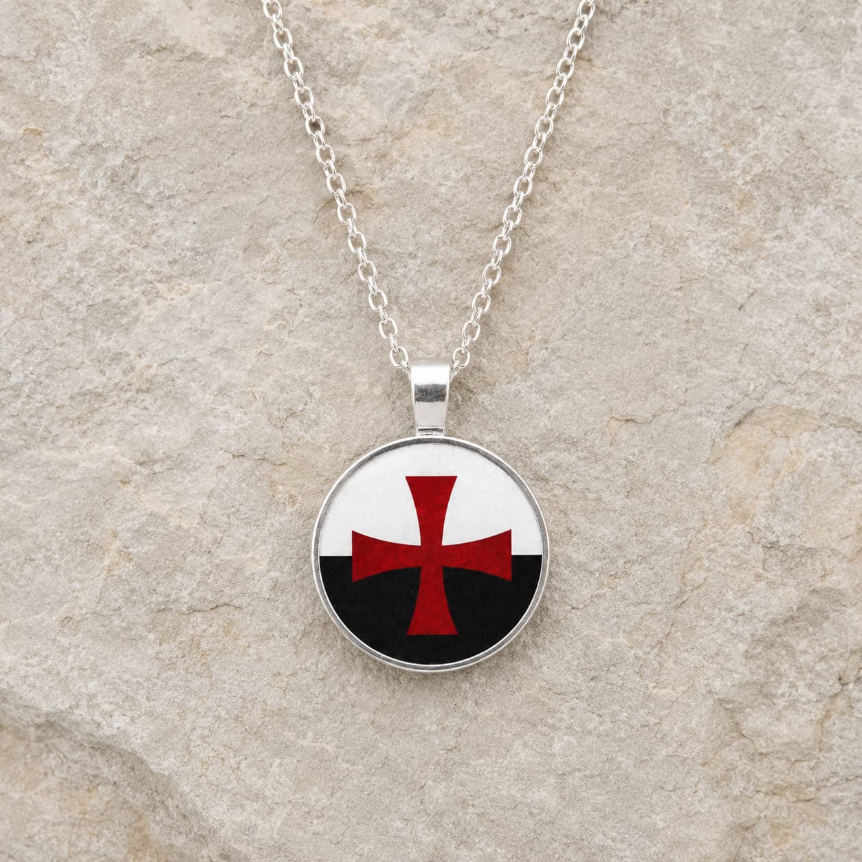 Collier des Emblèmes du Temple en alliage métallique avec pendentif rond croix rouge sur fond noir et blanc sur pierre médiévale claire