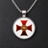 Gros plan du Collier des Emblèmes du Temple en alliage métallique avec pendentif rond, croix rouge et emblème central doré