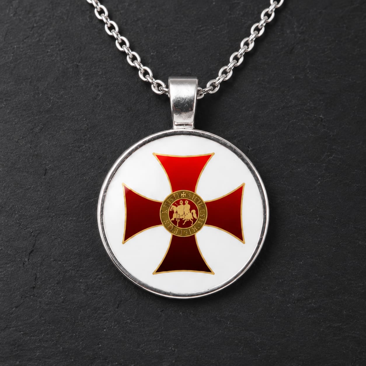Gros plan du Collier des Emblèmes du Temple en alliage métallique avec pendentif rond, croix rouge et emblème central doré