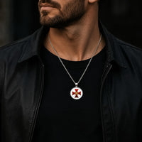 Collier des Emblèmes du Temple en alliage métallique avec pendentif croix rouge porté par un homme en tenue noire