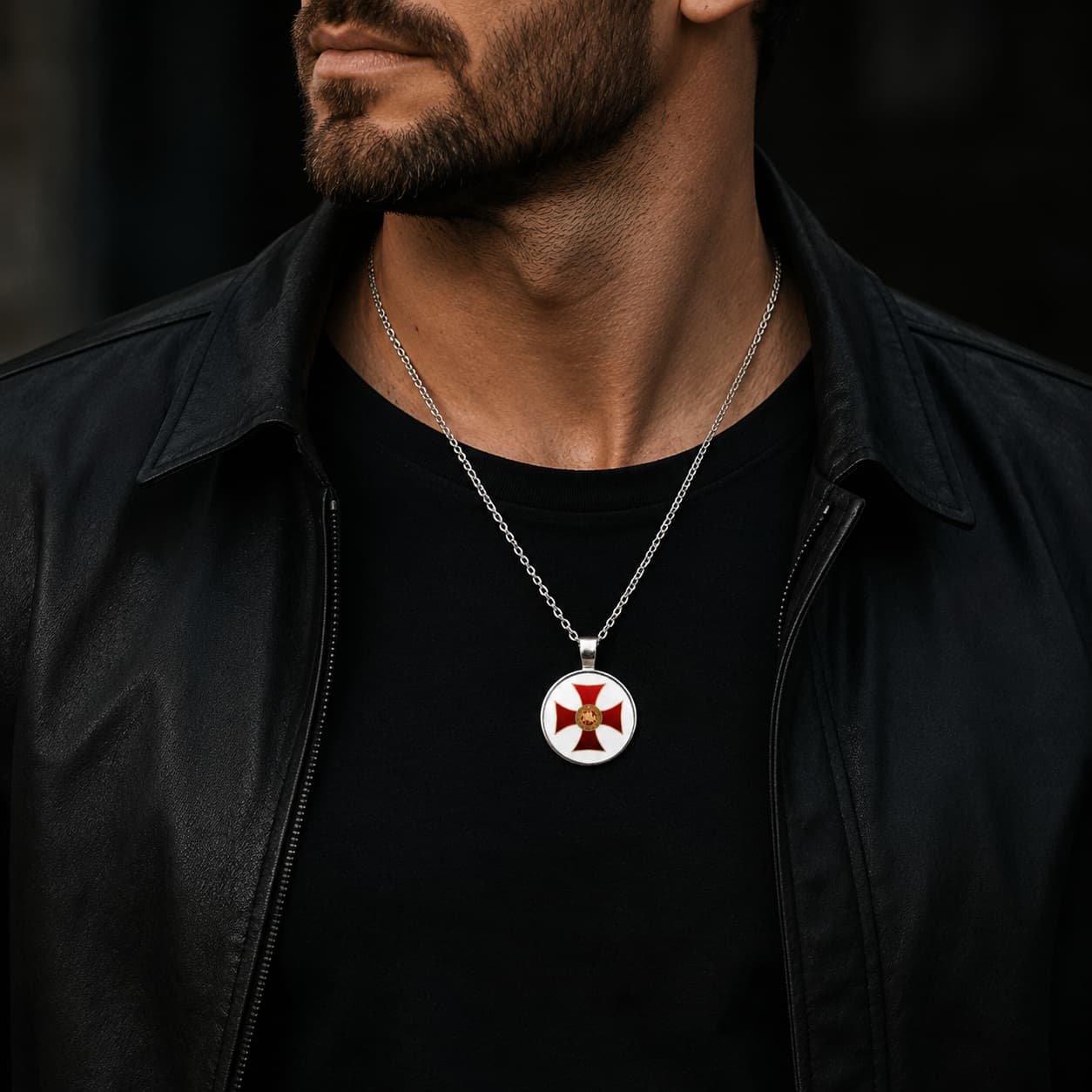 Collier des Emblèmes du Temple en alliage métallique avec pendentif croix rouge porté par un homme en tenue noire