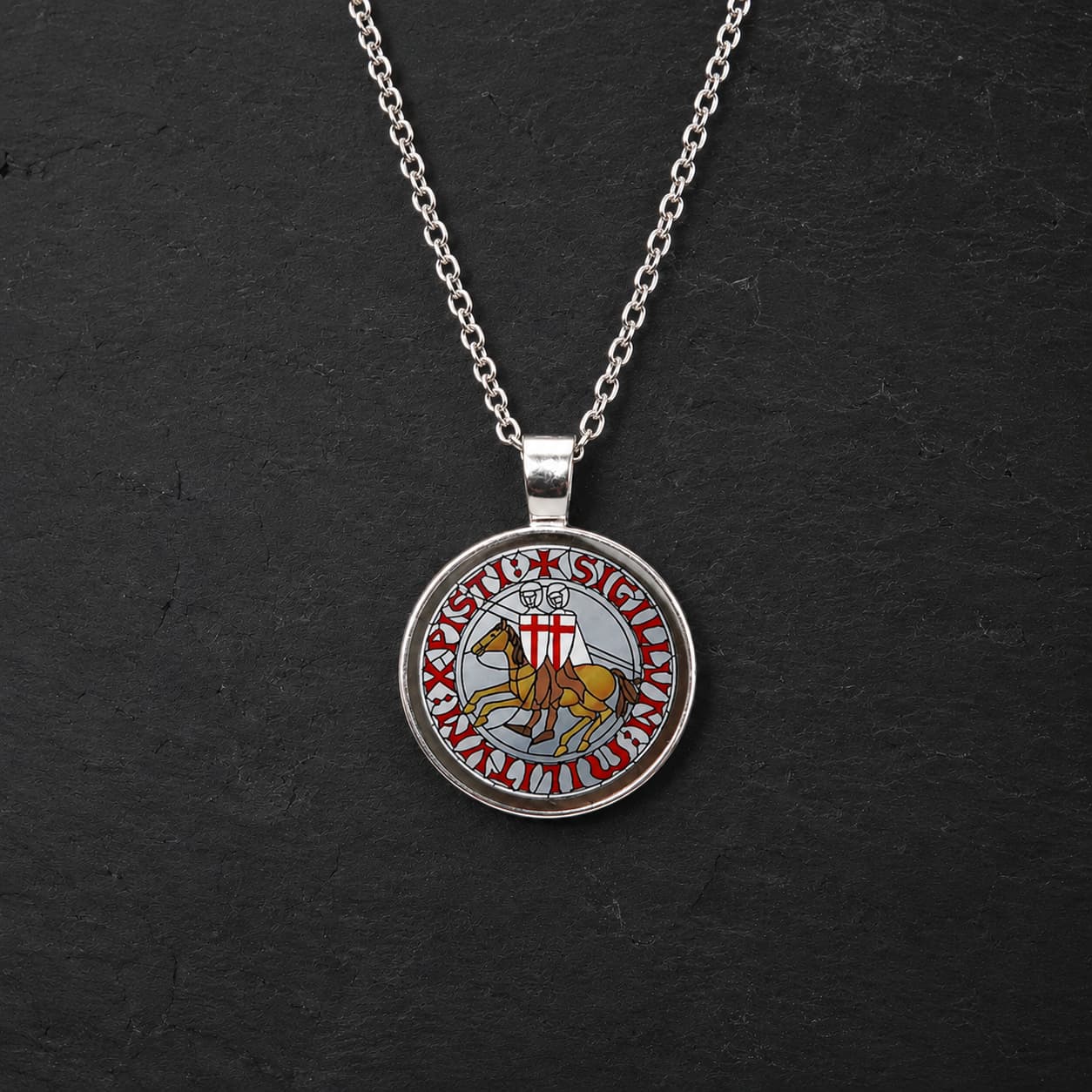 Collier des Emblèmes du Temple en alliage métallique avec pendentif rond sceau templier cavalier sur ardoise sombre