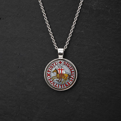 Collier des Emblèmes du Temple en alliage métallique avec pendentif rond sceau templier cavalier sur ardoise sombre