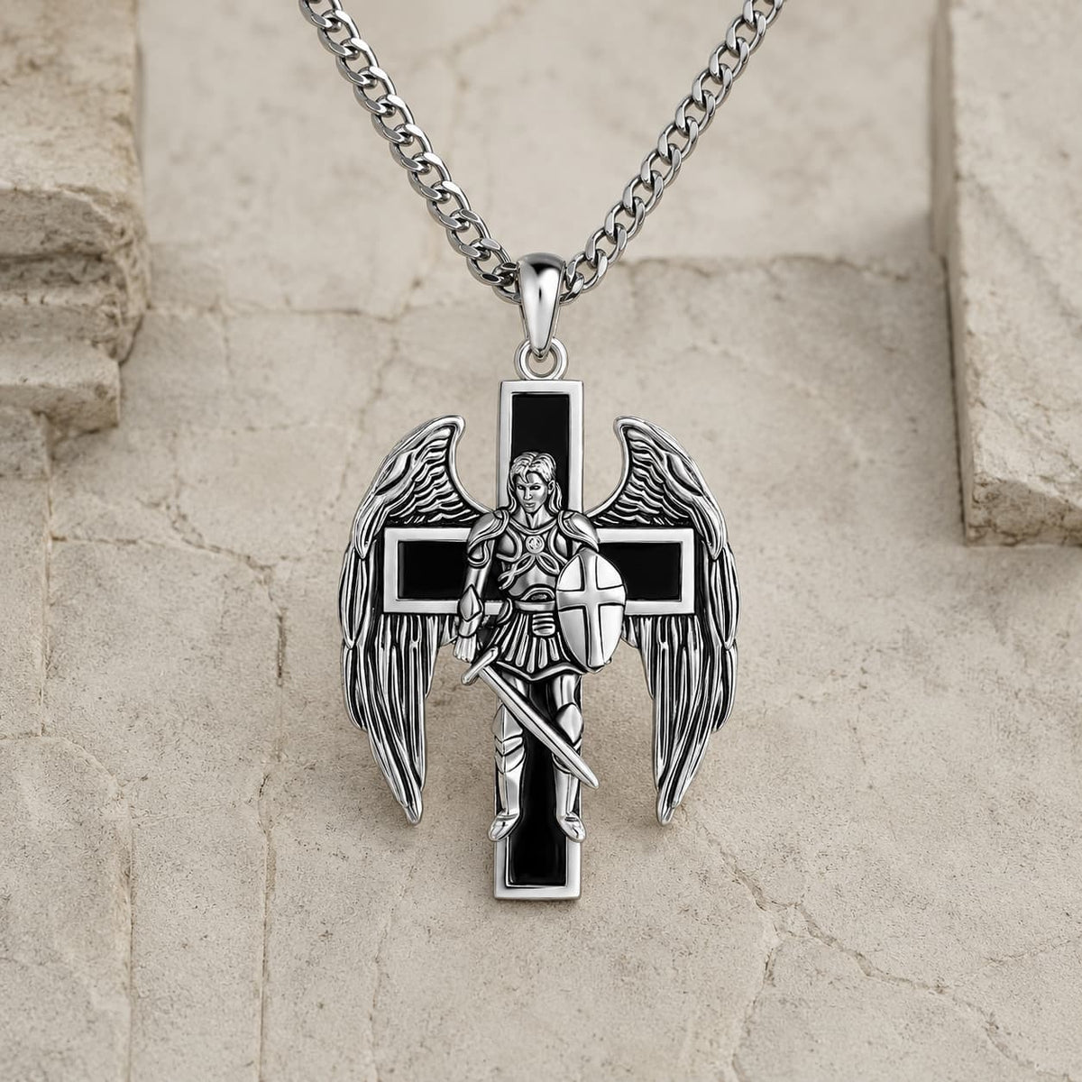 Collier du Bouclier Divin en cuivre et acier inoxydable premium sur fond pierre médiévale claire