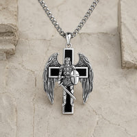 Collier du Bouclier Divin en cuivre et acier inoxydable premium sur fond pierre médiévale claire