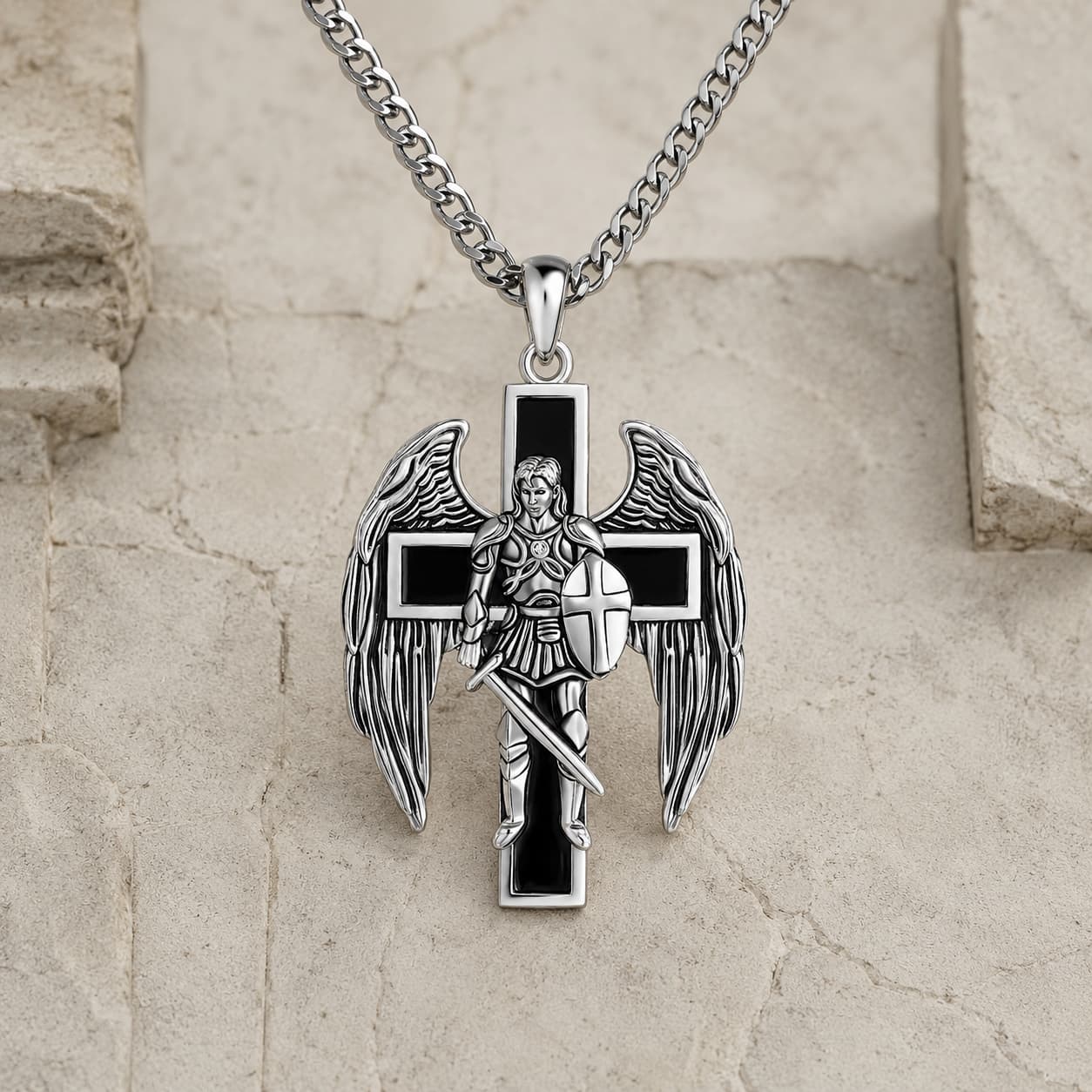 Collier du Bouclier Divin en cuivre et acier inoxydable premium sur fond pierre médiévale claire
