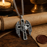Collier du Bouclier Divin en ambiance médiévale avec bois ancien, parchemin et lumière chaude