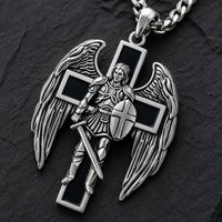 Gros plan du pendentif du Collier du Bouclier Divin avec ange guerrier, ailes et croix noire