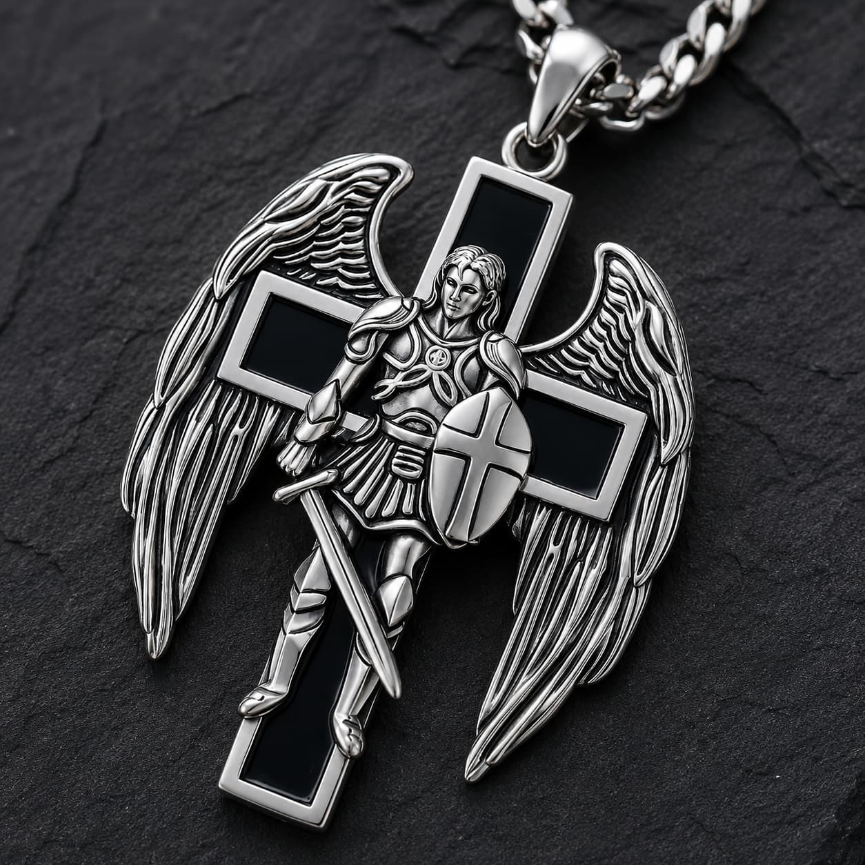 Gros plan du pendentif du Collier du Bouclier Divin avec ange guerrier, ailes et croix noire