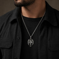 Collier du Bouclier Divin porté par un homme avec tenue noire et veste sombre