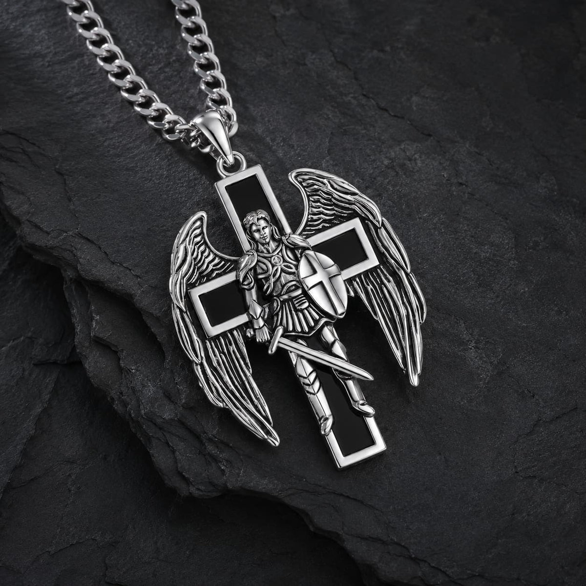Vue angle du Collier du Bouclier Divin en acier inoxydable premium avec pendentif ange et croix noire
