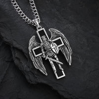 Vue angle du Collier du Bouclier Divin en acier inoxydable premium avec pendentif ange et croix noire