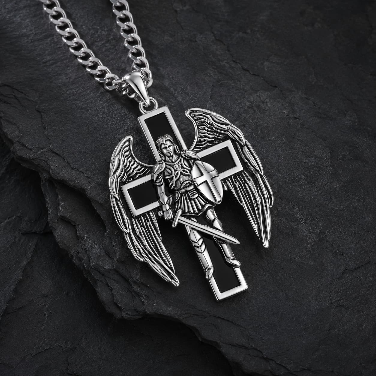Vue angle du Collier du Bouclier Divin en acier inoxydable premium avec pendentif ange et croix noire
