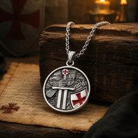 Collier du Chevalier Armé en acier inoxydable dans une ambiance médiévale avec bois ancien et parchemin
