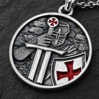 Gros plan du Collier du Chevalier Armé en acier inoxydable avec chevalier templier et croix rouge