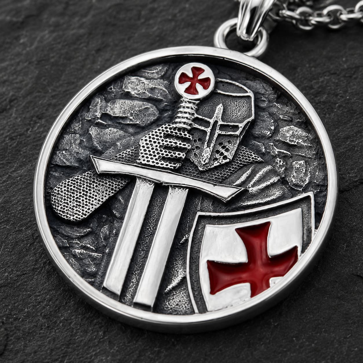 Gros plan du Collier du Chevalier Armé en acier inoxydable avec chevalier templier et croix rouge