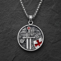 Collier du Chevalier Armé en acier inoxydable avec médaille chevalier templier sur fond ardoise sombre
