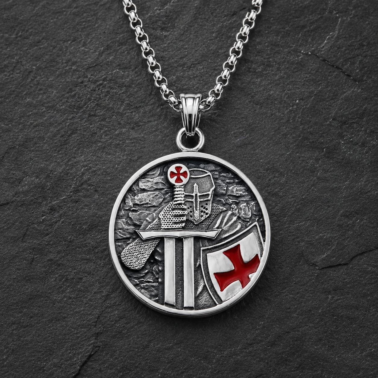 Collier du Chevalier Armé en acier inoxydable avec médaille chevalier templier sur fond ardoise sombre