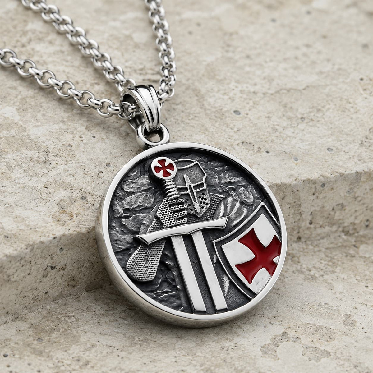 Collier du Chevalier Armé en acier inoxydable avec médaillon templier sur pierre médiévale claire
