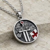 Collier du Chevalier Armé en acier inoxydable avec médaillon templier sur pierre médiévale claire