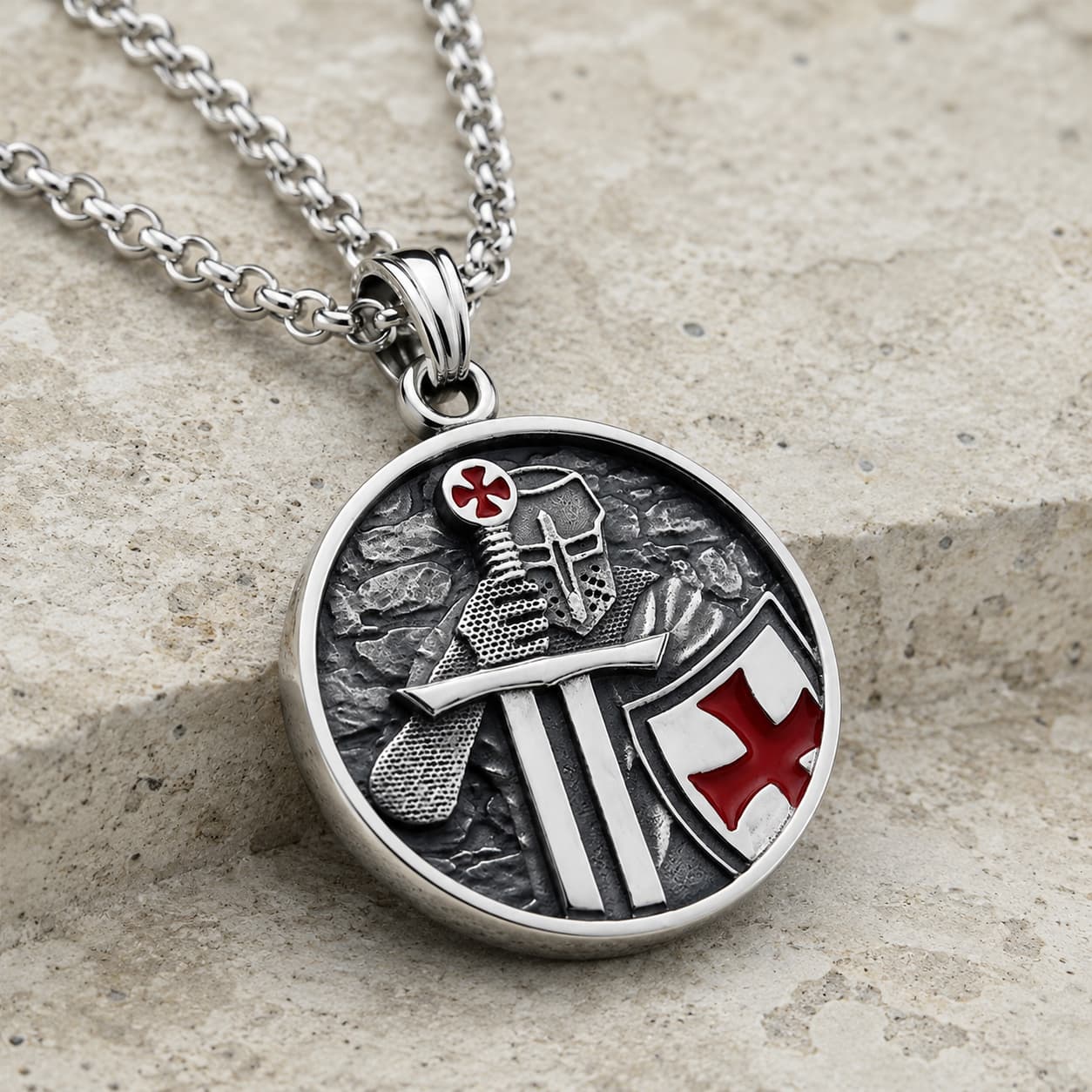 Collier du Chevalier Armé en acier inoxydable avec médaillon templier sur pierre médiévale claire