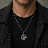 Collier du Chevalier Armé en acier inoxydable porté par un homme avec tenue noire et pendentif templier visible