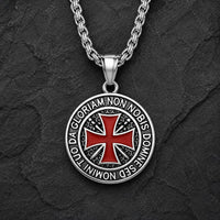 Collier du Chevalier Templier en acier inoxydable argenté avec croix rouge sur fond anthracite