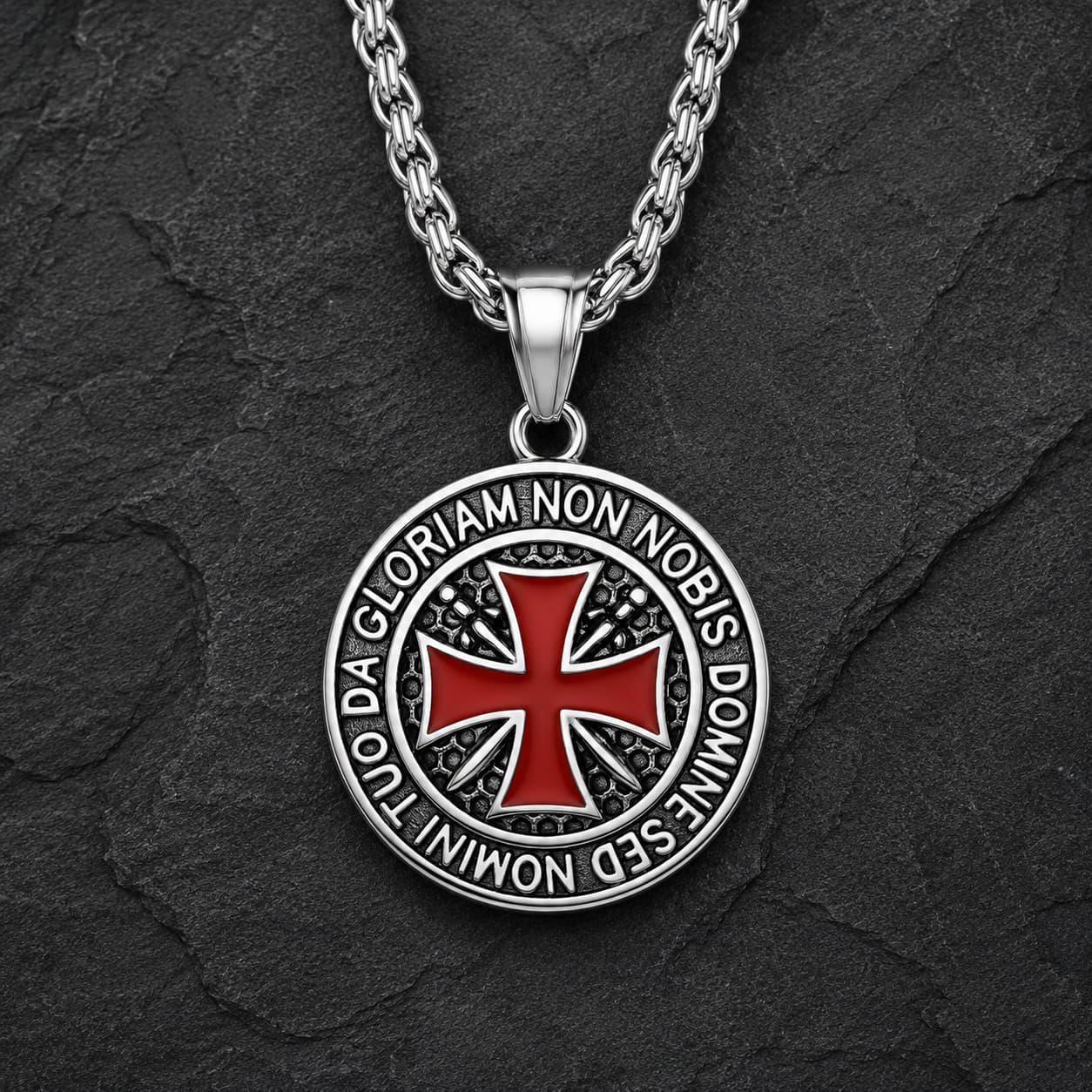 Collier du Chevalier Templier en acier inoxydable argenté avec croix rouge sur fond anthracite