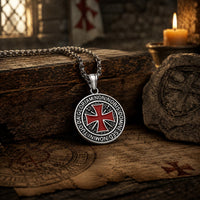 Collier du Chevalier Templier présenté dans un décor médiéval premium avec bois et parchemin