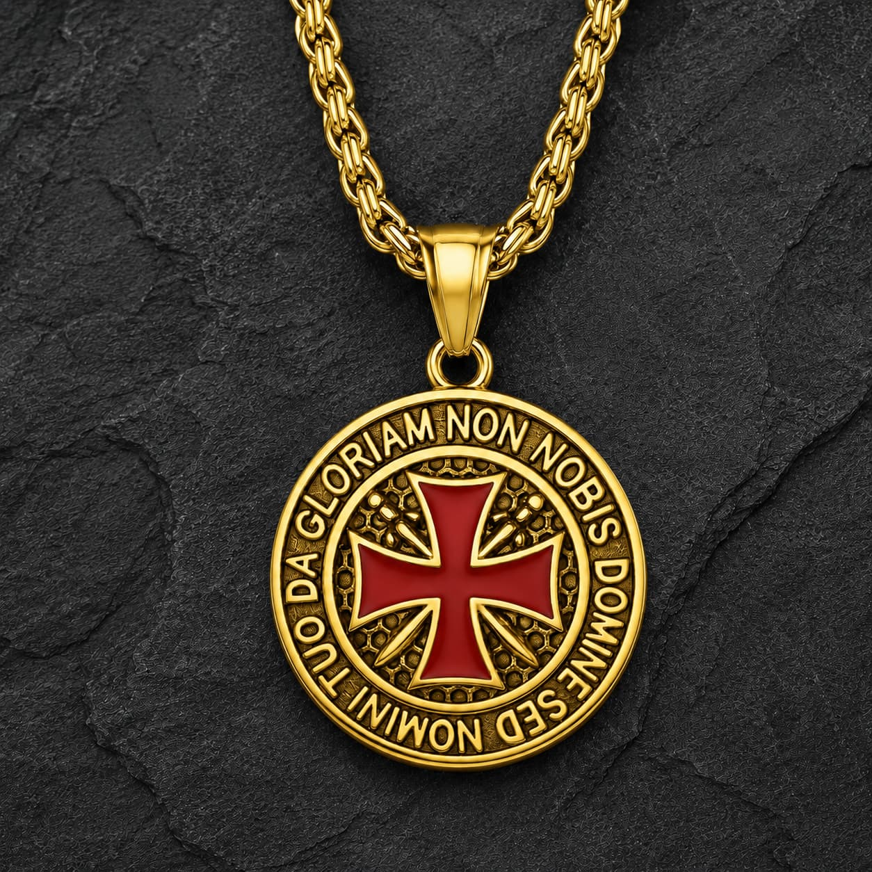 Variante dorée du Collier du Chevalier Templier en acier inoxydable avec croix rouge