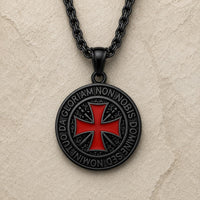 Variante noire du Collier du Chevalier Templier en acier inoxydable avec croix rouge sur pierre claire