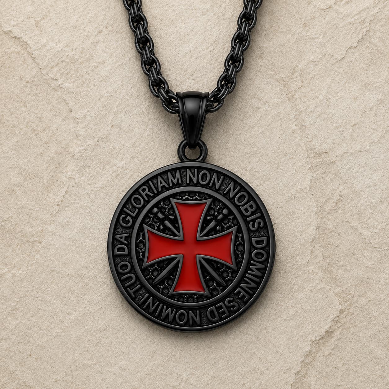 Variante noire du Collier du Chevalier Templier en acier inoxydable avec croix rouge sur pierre claire
