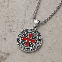 Collier du Chevalier Templier en vue angle 3/4 sur pierre médiévale claire